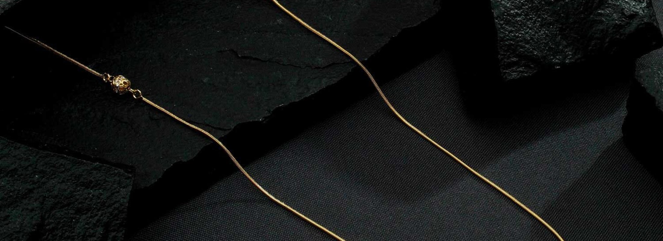 colar-dourado-com-esferas-vazadas-cravejadas-de-zirconia-2